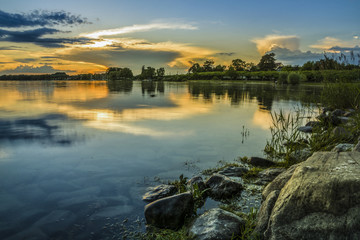 Traumhafter Sonnenuntergang am schönen Bodensee mit toller Wolkenstimmung