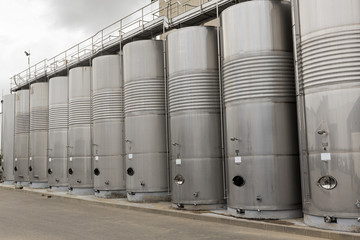 Contenedores inoxidables de vino.