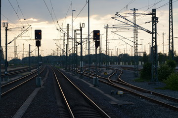 Schienen mit Weichen und Oberleitungen
