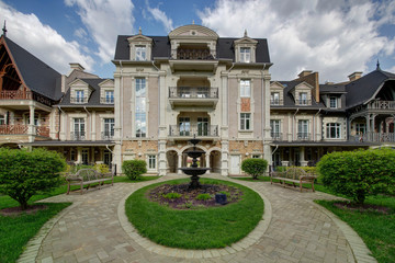 Townhouses with an exit to the small area with the fountain