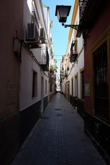 Fototapeta na wymiar Licht und Schatten in den Gassen von Sevilla, Spanien (Andalusien)