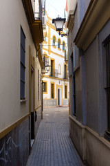 Fototapeta na wymiar Licht und Schatten in den Gassen von Sevilla, Spanien (Andalusien)