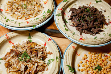  20/5000 khumus na tarelkakh hummus on plates