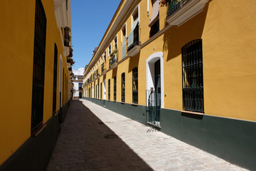 Enge Gassen in der Altstadt von Sevilla, Spanien