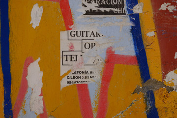Fetzen von Plakaten an Mauer in Sevilla, Spanien