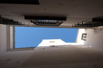 Enge Gassen in der Altstadt von Sevilla, Spanien