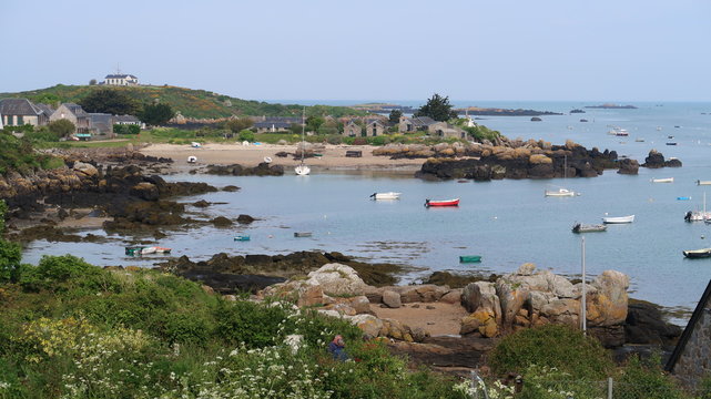 Grande-&Icirc;le de l&rsquo;archipel de Chausey, avec vue sur le village des Blainvillais et le s&eacute;maphore (France)