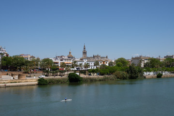 Fototapeta na wymiar Fluss mit Blick auf gotische Kathedrale in Sevilla, Spanien (Andalusien)