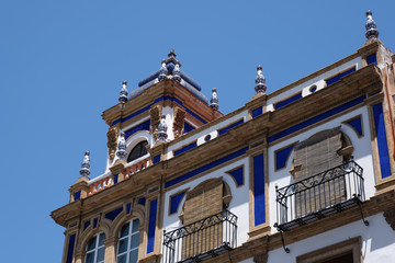 Fototapeta na wymiar Blauer Himmel im Sommer mit Gebäude in Sevilla, Spanien 