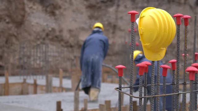 Cantiere edile - operai al lavoro - 