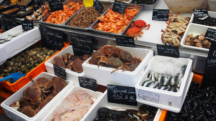 Fische und Meeresfrüchte, Krustentiere auf dem Fischmarkt in Le Crotoy, Frankreich