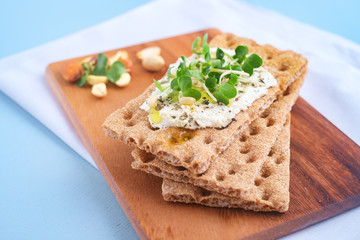 Crispbread with Cream Cheese and fresh herbs