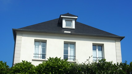 Mondänes Einfamilienhaus hinter Hecke