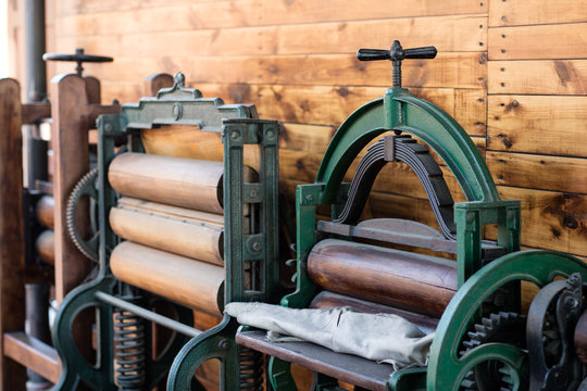 Old mangle for housework. Devices that facilitate housework in an old house.