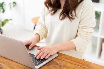 Fototapeta premium ラップトップコンピュータを使う女性 手元