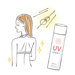 日焼け止めスプレーと水着の女性