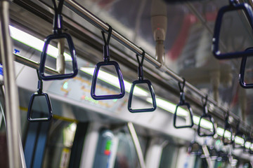 地下鉄のつり革