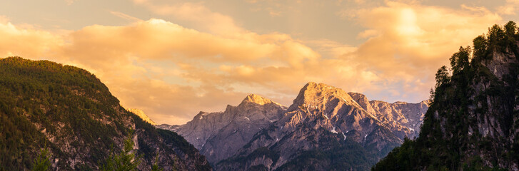 Almtal Totes Gebirge im Sonnenuntergang