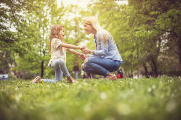 Fototapeta premium Funny conversation at park.