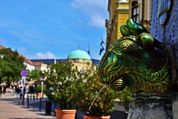 Zsolnay Brunnen in Pécs, Ungarn