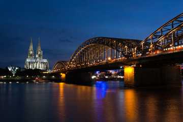 Fototapeta premium Hohenzollern Bridge and Cologne Cathedral at dusk