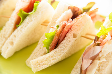 Tramezzini con speck, formaggio e verdura fresca