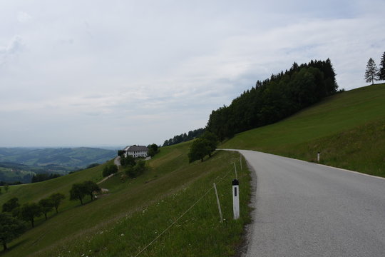 Oberdambach, Garsten, Steyr, Laussa, Berg, Alpenvorland, Wiese, Fr&uuml;hling, Sommer, Landwirtschaft, Bauer, Bauernhof, Vierkanter, Vierkanthof, Wiese, Gras, Feld, Berg