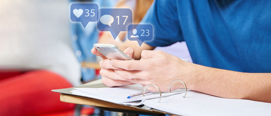 Student nutzt Social Media im Unterricht