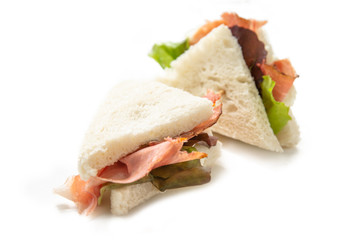 Tramezzini con speck, formaggio e verdura fresca