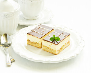 A piece of cheesecake with apple stuffing.