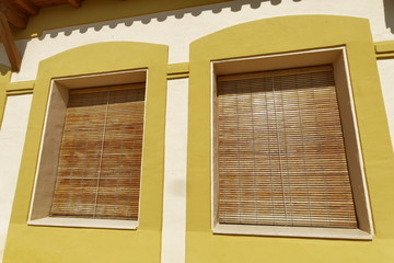 Fenêtres avec stores en bois