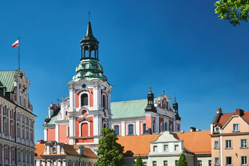 Fototapeta na wymiar buildung and belfry of baroque Catholic Church in Poznan.