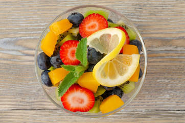 Obstsalat in Glasschale Aufnahme von Oben