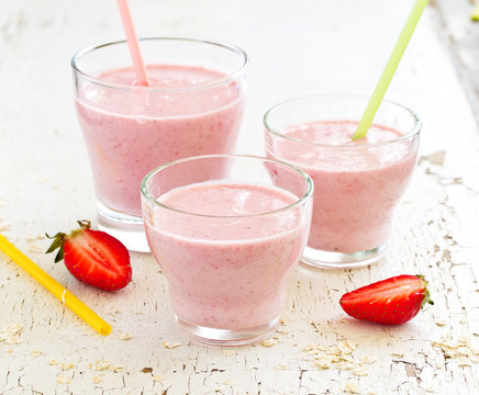 A refreshing smoothie with oatmeal and strawberries.