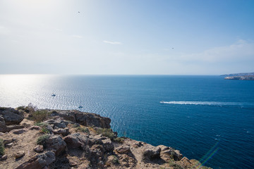 Vista del mar Egeo desde la costa de Santorini, Grecia