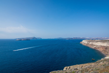 Fototapeta na wymiar Vista del mar Egeo desde la costa de Santorini, Grecia
