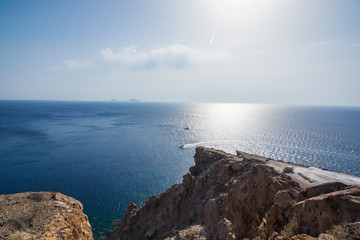 Vista del mar Egeo desde la costa de Santorini, Grecia