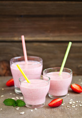 A refreshing smoothie with oatmeal and strawberries.