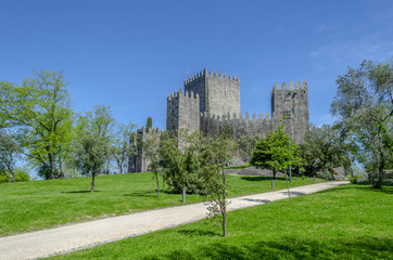 Castillo de  Guimaraes en Portugal en un día soleado