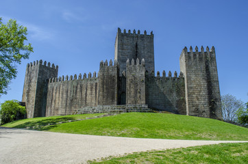 Fototapeta na wymiar Castillo de Guimaraes en Portugal en un día soleado