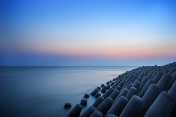 Obraz premium the view of the seaside with beautiful sunset