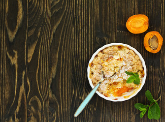 crumble with apricot and cinnamon.