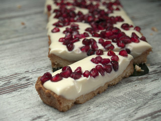 gâteau sur un fond croustillant, à la crème de mascarpone, aux fruits rouges