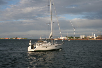 Fototapeta na wymiar white sailboat in the sea bay