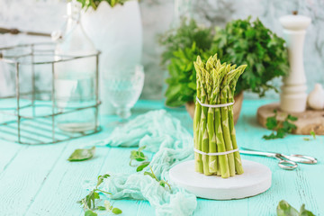 Spargel mit kräuter auf dem tisch