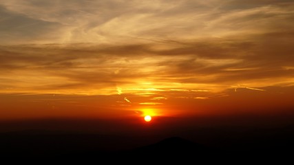 Fototapeta na wymiar A very vibrant sunset on a mountain