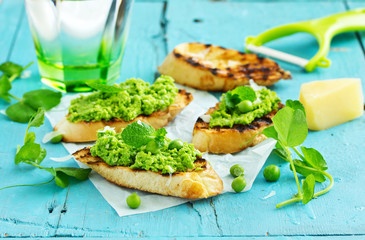 Snack of peas and mint with toast.
