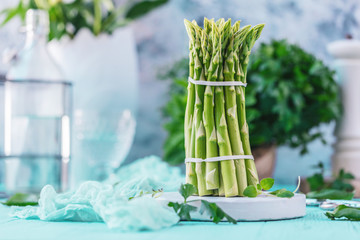 Spargel mit kräuter auf dem tisch