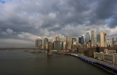 Naklejka premium Ponury poranek w Nowym Jorku. Panoramę dzielnicy finansowej Nowego Jorku na Manhattanie i Most Brookliński