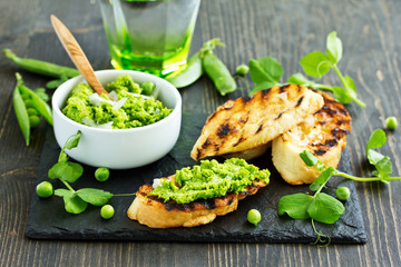 Snack of peas and mint with toast.